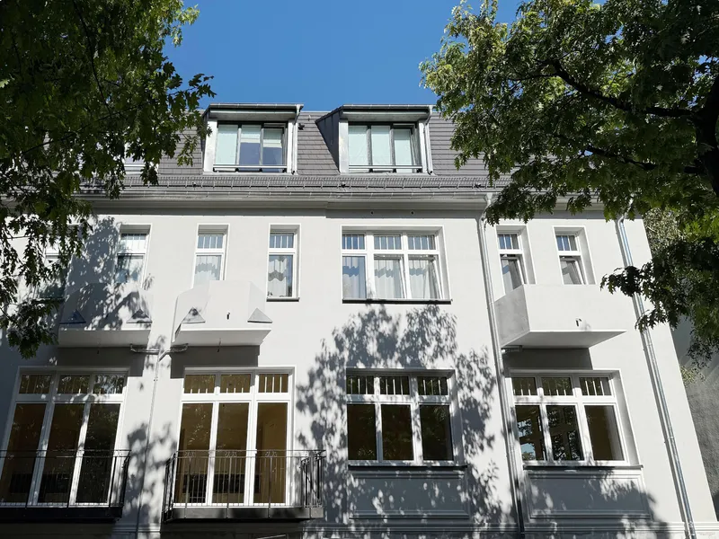 Lichtdurchflutete Dachgeschosswohnung mit privater Aufdachterrasse — photo 1